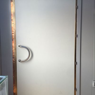 100dB حفاظت موثر درب محافظ RF با قاب چوبی و گزینه های رنگ سفارشی برای اتاق های MRI