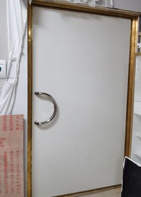 سطح صاف درب های محافظ RF برنجی برای ورود ایمن و جلوگیری از تداخل الکترومغناطیسی ساخته شده است