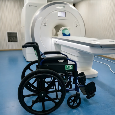ویلچر غیر مغناطیسی سنگین با عرض صندلی 45 سانتی متر و دسته فشاری والدین برای حمل و نقل MRI کودکان